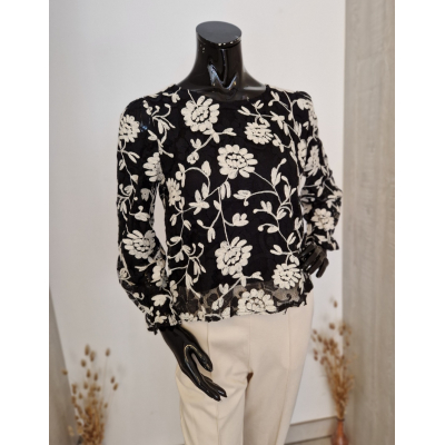 Mooie gevoerde zwart-wit blouse met bloemen